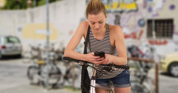 Mulher Branca Shorts Verão Usando Smartphone Livre — Fotografia de Stock