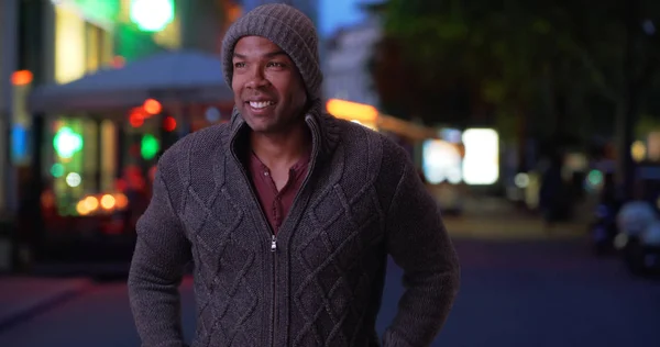 Afroamerické Muže Zimním Oblečení Stojí Venku Chladný Večer — Stock fotografie