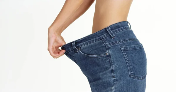 Mulher Magro Vestindo Jeans Grandes — Fotografia de Stock