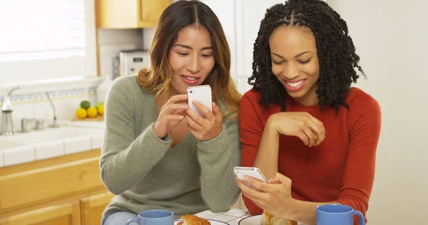 Amigos Afroamericanos Asiáticos Usando Teléfonos Móviles Desayunando —  Fotos de Stock