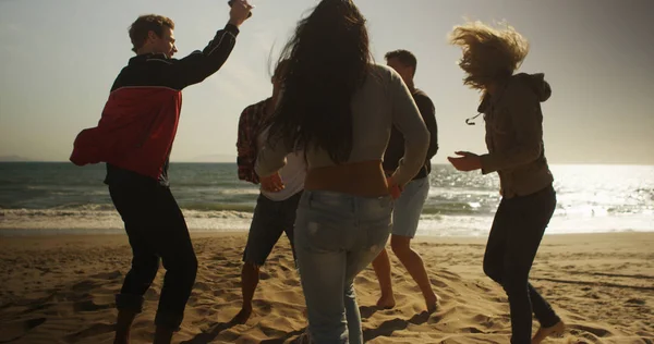 Silhueta Grupo Amigos Multi Étnicos Dançando Praia Junto Mar — Fotografia de Stock