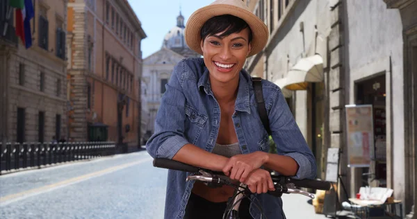 Skrattande Etniska Skönhet Cykel Åtnjuter Själv Rom Italien — Stockfoto