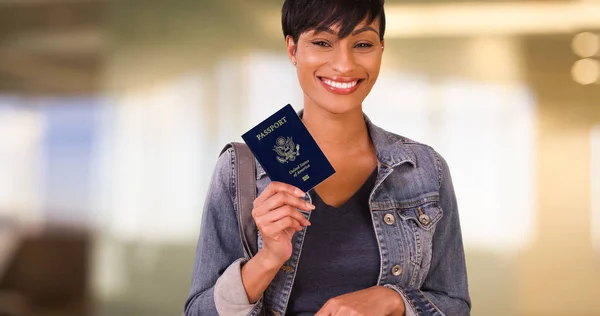 Γυναίκα Διαβατήριο Μας Στο Αεροδρόμιο Κατά Την Αναμονή Για Την — Φωτογραφία Αρχείου