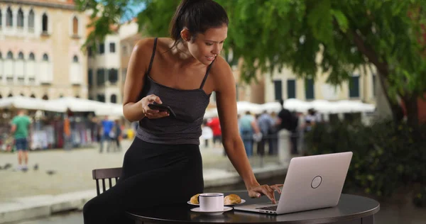 Mulher Negócios Bonita Itália Multitarefa Mensagens Texto Trabalhando Laptop — Fotografia de Stock