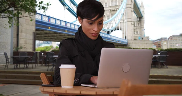Preto Feminino Perto Tower Bridge Londres Assiste Vídeo Laptop Livre — Fotografia de Stock