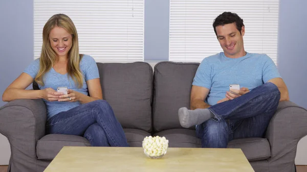 Couple Taking Selfies Smartphones — Stock Photo, Image