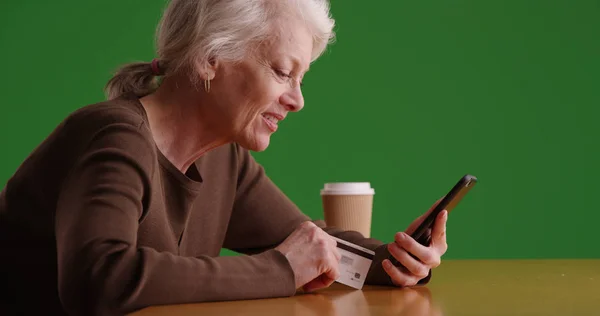 Reife Weiße Frau Online Einkaufen Telefon Und Kreditkarte Auf Grünem — Stockfoto