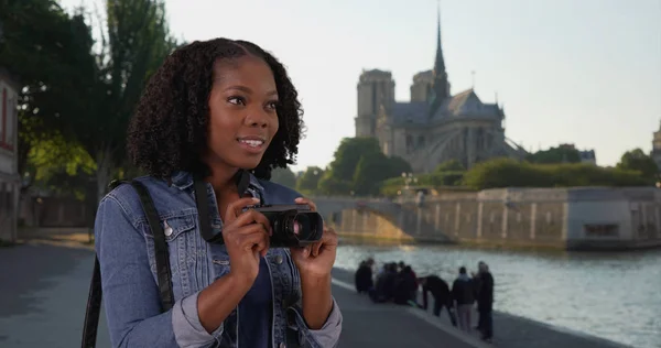 Niedliche Schwarze Frau Fotografiert Seine Flussansicht Von Notre Dame Hintergrund — Stockfoto