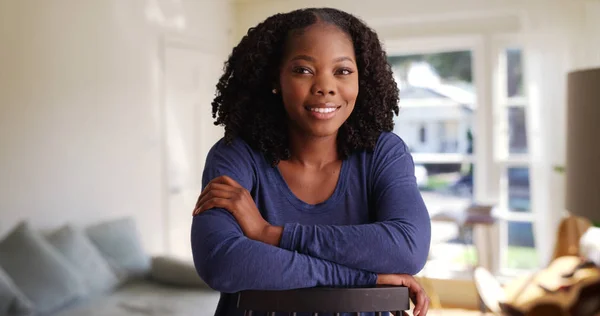 Sorrindo Retrato Mulher Negra Bonita Feliz Sentada Para Trás Cadeira — Fotografia de Stock