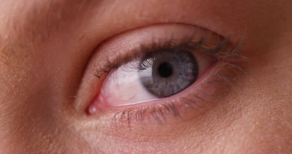 Vorderansicht Des Blauen Auges Einer Jungen Kaukasischen Frau Die Auf — Stockfoto