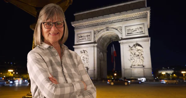 Oude Vrouw Zoekt Inhoud Kruising Wapens Poseren Door Arc Triomphe — Stockfoto