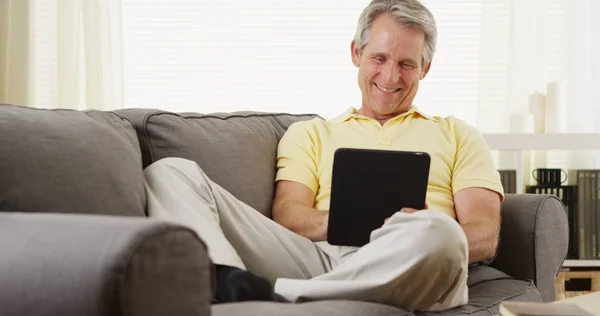 Attraktiver Älterer Mann Mittleren Alters Lächelt Und Hält Ein Tablet — Stockfoto