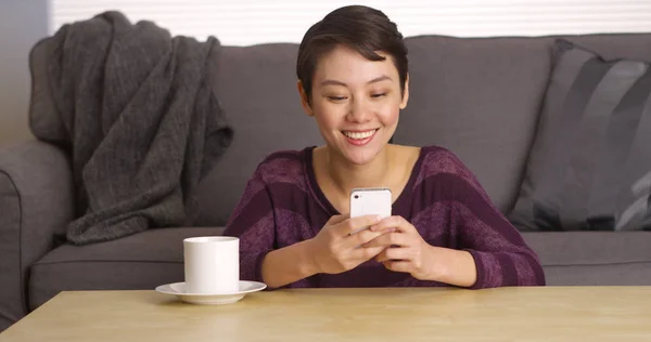 Kinesisk Kvinna Textning Smartphone Soffbord — Stockfoto