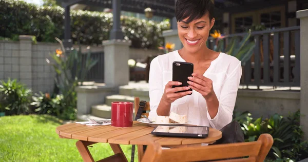 Mujer Negra Usando Aplicación Teléfono Inteligente Para Chat Vídeo Conversación — Foto de Stock