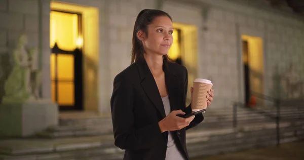 Zakenvrouw Koffie Drinken Het Gebruik Van Smartphone Buiten Haar Kantoor — Stockfoto