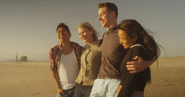 Beste Vrienden Lachen Plezier Het Strand — Stockfoto