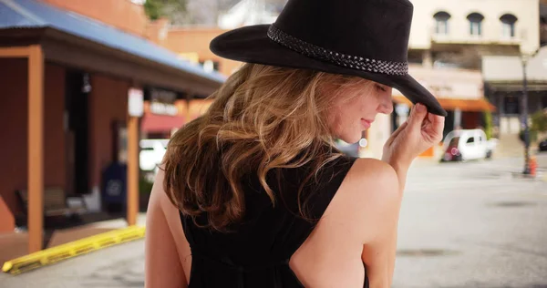 Blonde Caucasian Woman Modeling Black Hat Shopping District Day Back — Stock Photo, Image