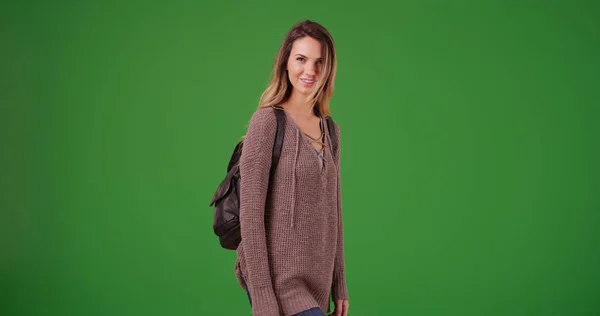 20多岁的高加索女孩的肖像微笑着在绿色屏幕上的相机 — 图库照片