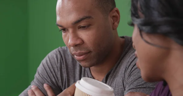 黑人夫妇在绿色屏幕上喝咖啡时亲密 — 图库照片