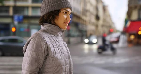Hübsche Schwarze Frau Reißt Mantel Kaltem Tag Paris Auf — Stockfoto
