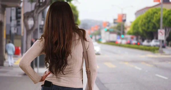 Latina Donna Piedi Occupato Urbano Strada Attesa Impaziente Ride — Foto Stock