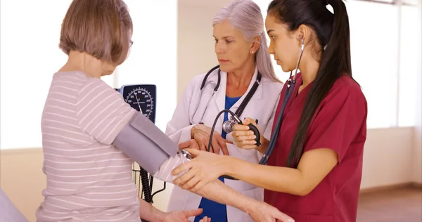 Paziente Ottiene Pressione Sanguigna Misurata Medico Infermiera — Foto Stock