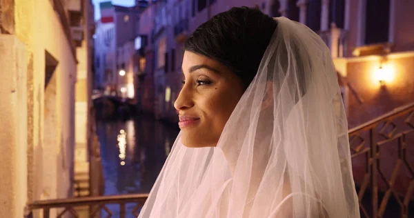 Boční Pohled Červenání Nevěstu Italských Benátkách Noci Šťastný Nadšený — Stock fotografie