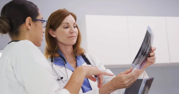 Twee Medische Collega Kijken Xrays Van Patiënten Pols Hand Binnen — Stockfoto