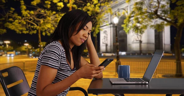 Mujer Negocios Calle París Por Noche Revisando Teléfono Trabajando Ordenador — Foto de Stock