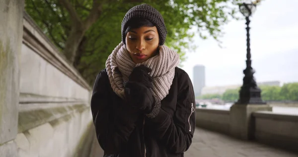 Atraente Jovem Mulher Negra Fora Dia Nublado Londres Inglaterra — Fotografia de Stock