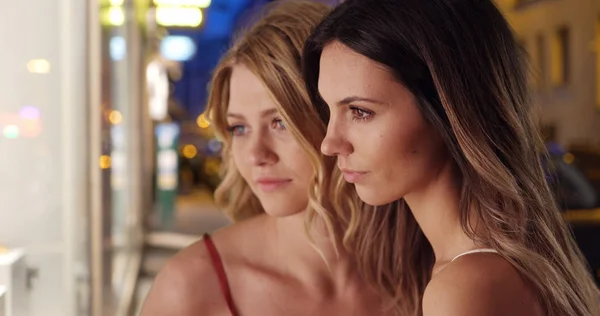 Couple Stunning Caucasian Females Staring Shop Window City — Stock Photo, Image