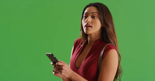 Attraktiva Latina Kvinna Använder Telefon Söker Någon Grön Skärm — Stockfoto