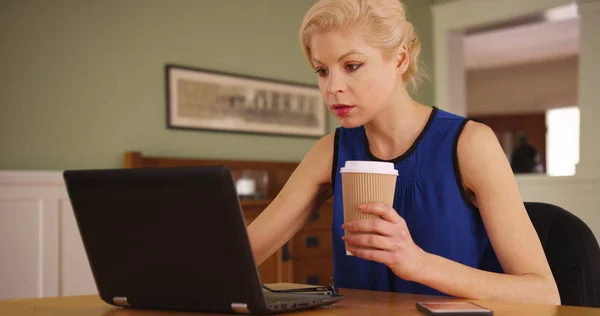 Geschäftsfrau Arbeitet Laptop Schreibtisch Haus Und Beantwortet Sms Auf Dem — Stockfoto