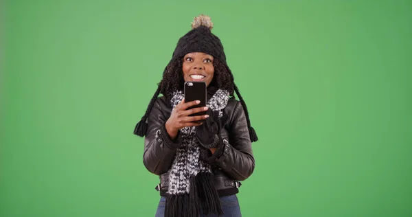 Sonriente Hembra Negra Tomando Selfie Con Smartphone Pantalla Verde — Foto de Stock