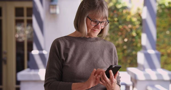 Feliz Mujer Mayor Enviando Mensajes Texto Por Teléfono Fuera Durante — Foto de Stock
