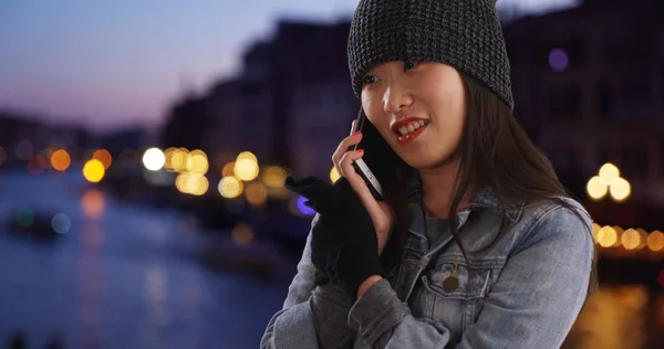 Preciosa Joven Hablando Smartphone Venecia Italia — Foto de Stock