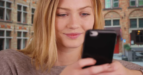 Feliz Chica Caucásica Mensajes Texto Teléfono Inteligente Aire Libre Sonriendo —  Fotos de Stock