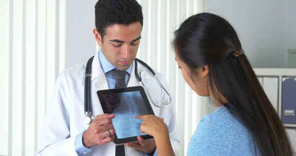 Médico Mexicano Conversando Com Paciente Chinês Sobre Xray — Fotografia de Stock