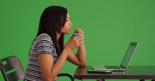 Perfil Hembra Negra Sentada Bebiendo Café Usando Portátil Pantalla Verde — Foto de Stock