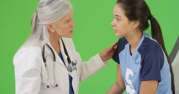 Jonge Concussed Voetballer Wordt Gecontroleerd Voor Verwijde Leerlingen Groen Scherm — Stockfoto