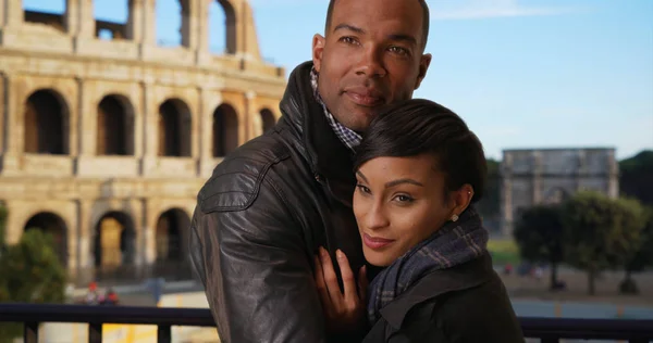 Dos Amantes Afroamericanos Abrazándose Cerca Roma Cerca Del Coliseo — Foto de Stock