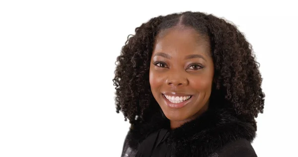 Close Mulher Negra Bonito Sorrindo Para Câmera Estúdio Com Copyspace — Fotografia de Stock