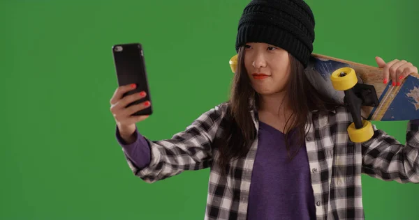 Joven Mujer Asiática Skateboarder Tomando Selfie Con Teléfono Pantalla Verde — Foto de Stock