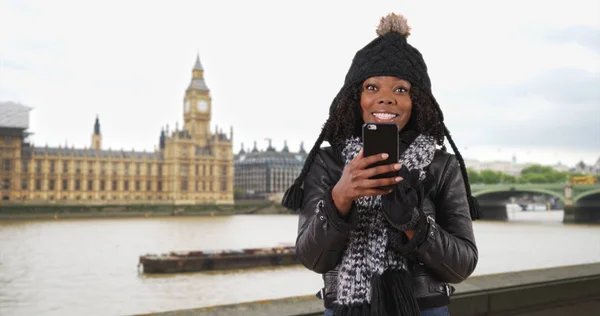 可爱的黑人妇女在伦敦旅行采取自拍与移动设备 — 图库照片