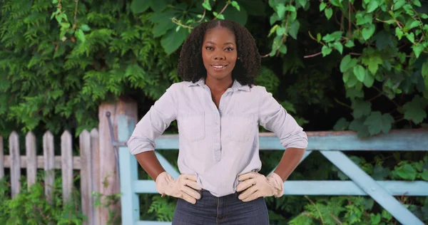 Mujer Negra Bonita Usando Guantes Jardinería Posando Con Las Manos — Foto de Stock