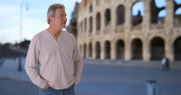 Starší Bílý Pes Vypadá Kolem Poblíž Roman Colosseum — Stock fotografie