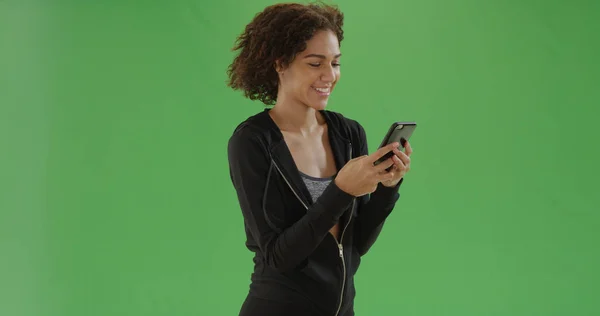Молодая Африканская Американка Тренировочном Наряде Пользуется Смартфоном Зеленом Экране — стоковое фото