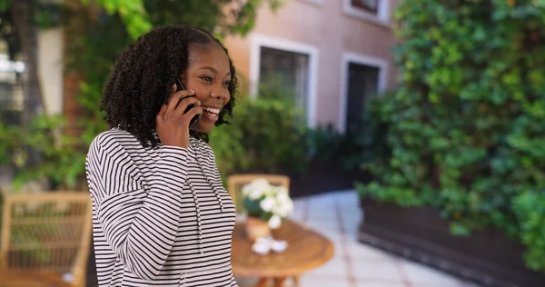 Щаслива Чорна Жінка Телефоні Хлопцем Йде Навколо Чарівного Дворика — стокове фото