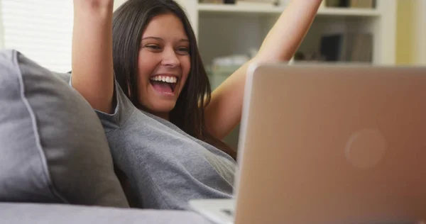 Mujer Raza Mixta Emocionada Feliz Por Victoria Equipo — Foto de Stock