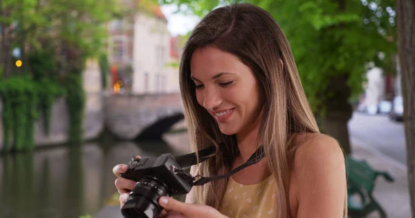 Mujer Caucásica Feliz Con Cámara Tomando Fotos Mientras Explora Ciudad —  Fotos de Stock